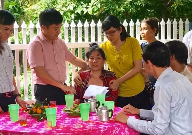 Lãnh đạo công ty trao tiền cho gia đình có nạn nhân tử vong.