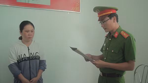 Cơ quan điều tra tống đạt quyết định khởi tố bị can. Cơ quan điều tra tống đạt quyết định khởi tố bị can.