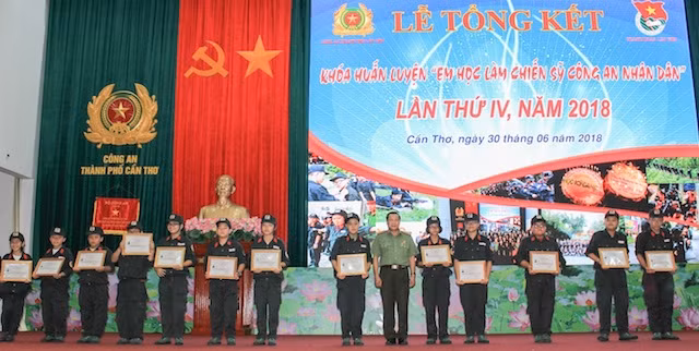 Các "chiến sỹ nhí" tại lễ tổng kết.
