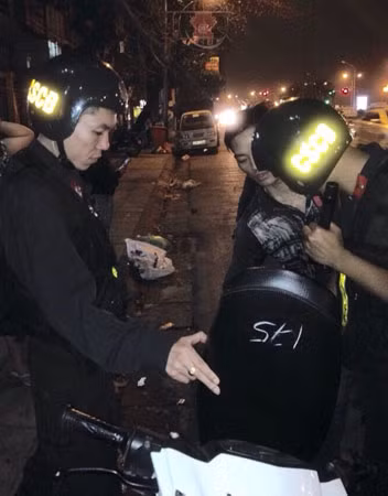 Thượng úy Nguyễn Anh Tú (bên trái) cùng đồng đội trong những đêm tuần tra.