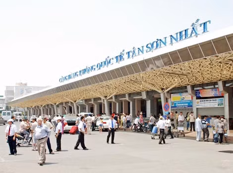 Nhiều chuyên gia khẳng định sân bay Tân Sơn Nhất vẫn chưa được khai thác hết công suất. Ảnh: NLĐ.