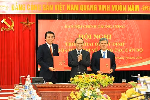 Đồng chí Trần Văn Minh trao quyết định và chúc mừng hai đồng chí Nguyễn Văn Thông và Võ Văn Dũng.