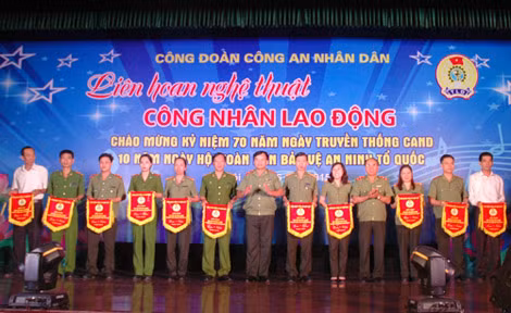 Các đồng chí lãnh đạo, Ban Tổ chức và các đoàn tham gia liên hoan.