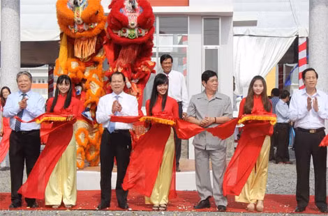 Phó Thủ tướng Vũ Văn Ninh cùng các đại biểu cắt băng khánh thành giao đoạn 1 Trường trung cấp Luật Vị Thanh. Phó Thủ tướng Vũ Văn Ninh cùng các đại biểu cắt băng khánh thành giao đoạn 1 Trường trung cấp Luật Vị Thanh.