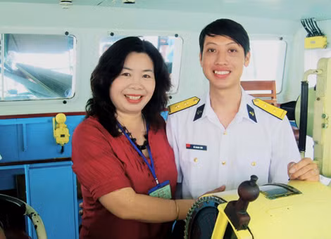 TS nhà văn Lê Thị Bích Hồng và con trai Đỗ Quang Thùy trên tàu HQ 957 ra Trường Sa. TS nhà văn Lê Thị Bích Hồng và con trai Đỗ Quang Thùy trên tàu HQ 957 ra Trường Sa.