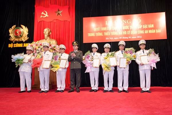 Thừa ủy quyền của Chủ tịch nước, Bộ trưởng Trần Đại Quang trao Quyết định của Chủ tịch nước tặng các đồng chí được thăng cấp bậc hàm cấp Trung tướng.