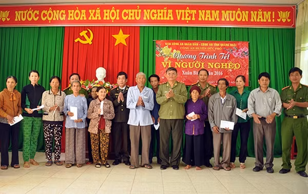 Đại diện Báo CAND cùng Trung tướng Lê Ngọc Nam, Công an tỉnh Quảng Ngãi, Công an huyện Đức Phổ trao quà “Tết vì người nghèo” tại xã Phổ An.
