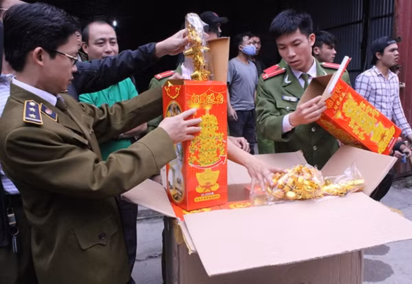 Lực lượng chức năng kiểm tra số hàng hóa nhập lậu.