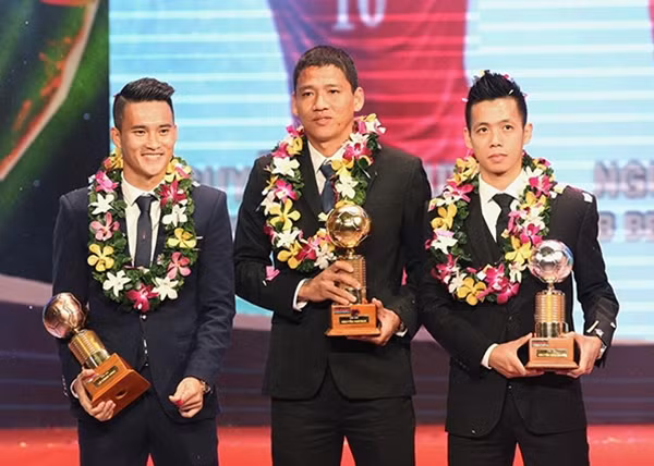 Quả bóng vàng Việt Nam năm 2015 Nguyễn Anh Đức (giữa).