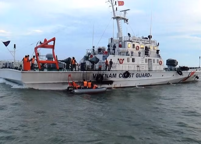 Các tàu cứu hộ tìm kiếm trong đêm và tìm thấy hai thuyền viên trên biển Cần Giờ (ảnh minh họa)