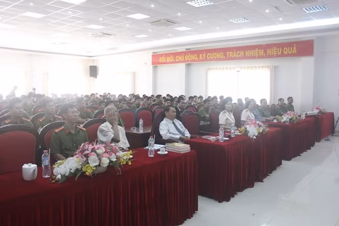Cán bộ, chiến sĩ của Trung đoàn Cảnh sát cơ động E 29 đã tham dự buổi giao lưu đầy ý nghĩa này.