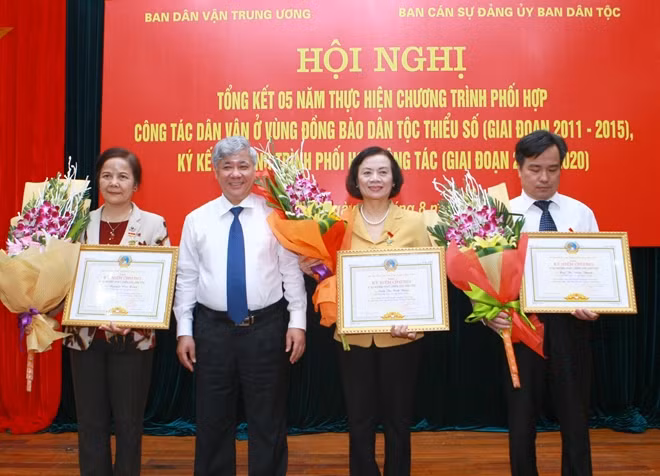 Ban cán sự Đảng Uỷ ban Dân tộc trao kỷ niệm chương vì sự nghiệp phát triển các dân tộc cho lãnh đạo Ban Dân vận Trung ương.