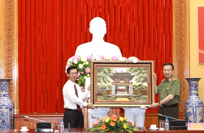 Bộ trưởng Tô Lâm tặng quà lưu niệm Ban Tuyên giáo Trung ương.