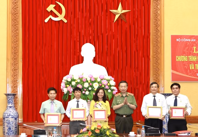 Bộ trưởng Tô Lâm tặng Kỷ niệm chương "Bảo vệ an ninh Tổ quốc" cho các đồng chí lãnh đạo Ban Tuyên giáo Trung ương.