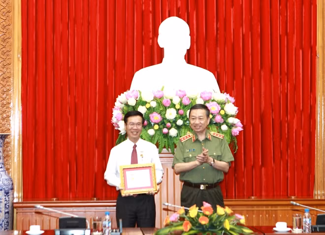 Bộ trưởng Tô Lâm trao kỷ niệm chương Bảo vệ an ninh Tổ quốc tặng đồng chí Võ Văn Thưởng.