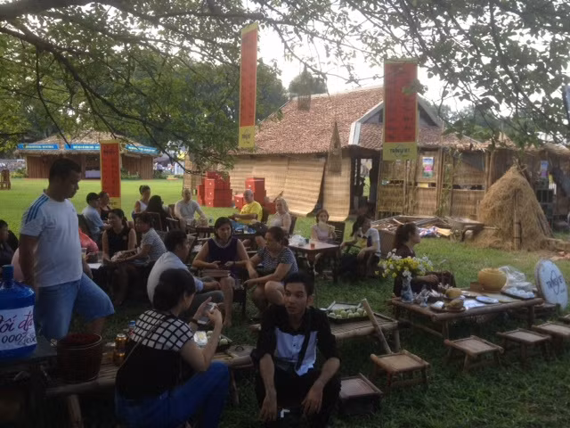 Du khách thích thú thưởng thức trà và quà vặt trong không gian đậm chất dân gian Tại Liên hoan Du lịch làng nghề truyền thống Hà Nội - Việt Nam 2016