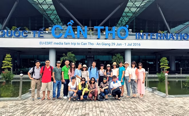 Phóng viên tham gia đoàn khảo sát