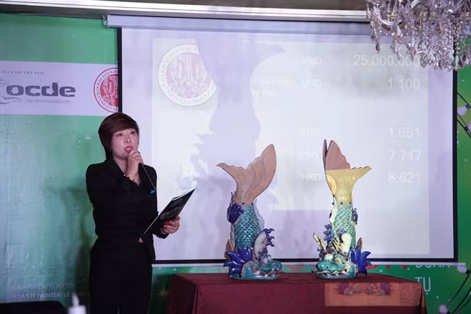 Cặp cá hoá long gốm Cây Mai ( vào cuối thế kỷ XIX và đầu thế kỷ XX) đấu thành công với giá 62 triệu đồng.