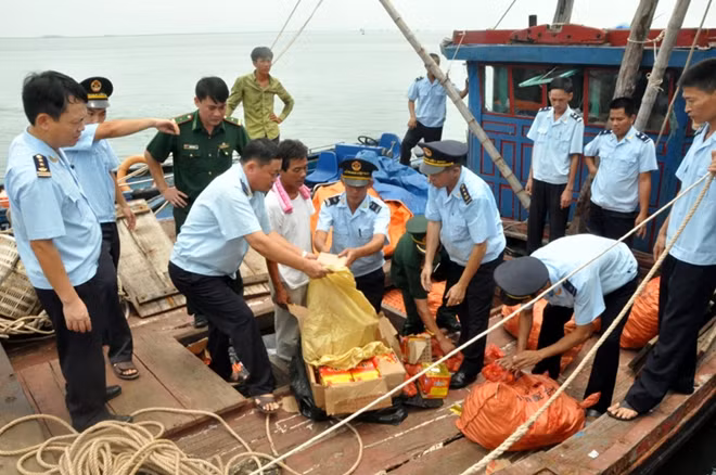 Kiểm đếm hàng hóa trên tàu là trên 2 tấn pháo nổ các loại do Trung Quốc sản xuất chứa trong 36 bao dứa và 32 thùng carton.