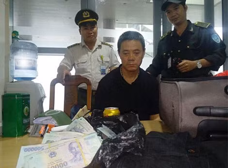 Đối tượng Wang Qing Jian đã lục vali của hành khách Việt Nam rồi trộm cắp 400 triệu đồng.