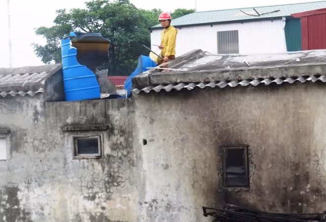 Một nhà dân cách xưởng hơn 10 m bị vụ nổ phá hủy bể nước, cửa sổ bị lửa thiêu cháy.