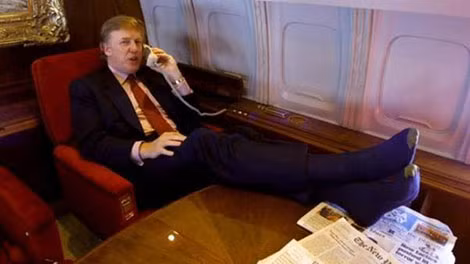 Ông Trump gọi điện thoại trên chiếc chuyên cơ sang trọng của mình.