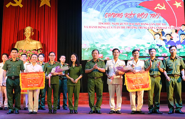 Ban Tổ chức khen thưởng các cá nhân, tập thể xuất sắc tham gia Hội thi.