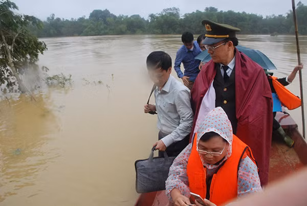 Đoàn công tác sử dụng thuyền để vào khu vực bị cô lập để thăm hỏi, tặng quà đồng bào vùng lũ huyện Hương Khê (Hà Tĩnh).