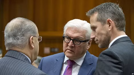 Ngoại trưởng Đức Frank-Walter Steinmeier (giữa) trao đổi với Ngoại trưởng Cộng hòa Síp Ioannis Kasoulides (trái) và Ngoại trưởng Đan Mạch Kristian Jensen trong cuộc họp các ngoại trưởng EU tại Brussels, ngày 14-11.