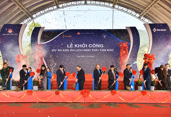 Thủ tướng Nguyễn Xuân Phúc, Phó Thủ tướng Trịnh Đình Dũng, nguyên Chủ tịch Quốc hội Nguyễn Sinh Hùng dự lễ khởi công Khu du lịch sinh thái Tam Đảo 2. Thủ tướng Nguyễn Xuân Phúc, Phó Thủ tướng Trịnh Đình Dũng, nguyên Chủ tịch Quốc hội Nguyễn Sinh Hùng dự lễ khởi công Khu du lịch sinh thái Tam Đảo 2.