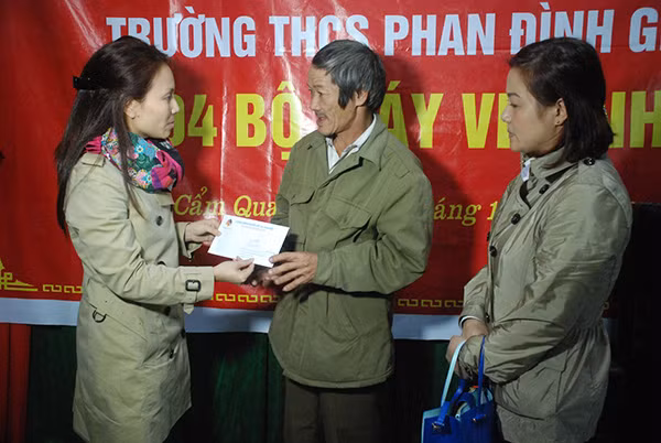 Đại diện Cộng đồng người Việt tại CHLB Đức trao số tiền 5 triệu đồng tới gia đình bác Trần Văn Diên, ở thôn 12, xã Cẩm Quan, huyện Cẩm Xuyên (Hà Tĩnh) có người thân bị thiệt mạng do mưa lũ gây ra.