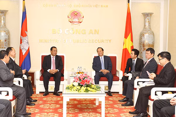 Thứ trưởng Lê Quý Vương và ngài Pao Ham Phan tại buổi tiếp.