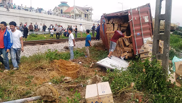 Hàng hóa trên container vương vãi khắp nơi.