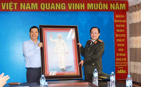 Thứ trưởng tặng quà huyện ủy Bạch Long Vỹ. Thứ trưởng tặng quà huyện ủy Bạch Long Vỹ.