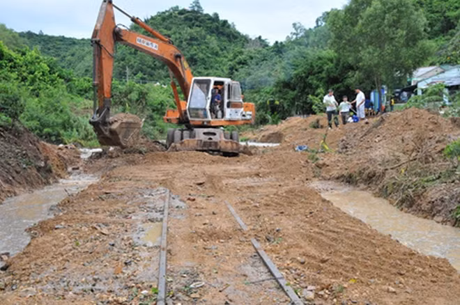 Đường sắt xuyên Việt ở phía nam đèo Rù Rì bị bồi lấp.