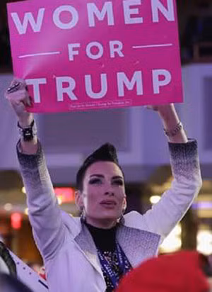 Một phụ nữ giơ cao khẩu hiệu "Phụ nữ ủng hộ Trump" tại New York.