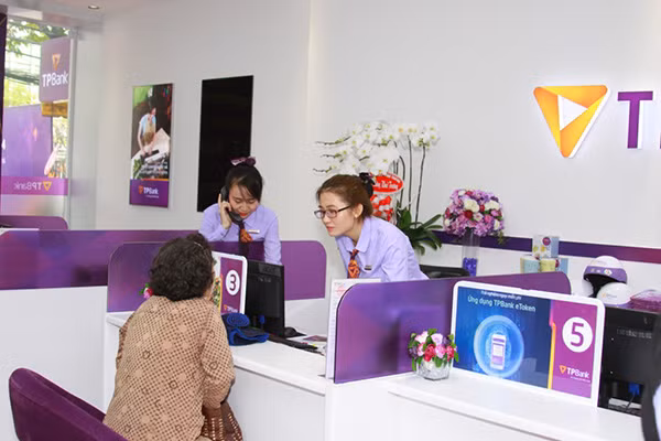 Nhân viên điểm giao dịch TPBank đang trao đổi với một khách hàng. Nhân viên điểm giao dịch TPBank đang trao đổi với một khách hàng.