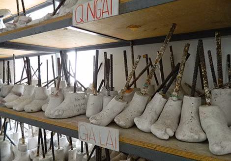 Những chân giả của các bệnh nhân được lưu giữ tại xưởng giày.