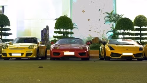 Nổi bật trong dàn xế “khủng” là “siêu ngựa” Ferrari 360 Spider. Bên cạnh đó là chiếc Lamborghini Gallardo SE. Có lẽ cách bố trí vị trí sắp đặt khiến cho chiếc siêu xe trở nên bắt mắt hơn.