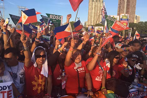 Người dân Philippines bày tỏ ủng hộ ông Duterte.