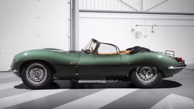 Jaguar XKSS được sản xuất năm 2016 nhưng lại giống hệt những chiếc được sản xuất năm 1957. Jaguar XKSS được sản xuất năm 2016 nhưng lại giống hệt những chiếc được sản xuất năm 1957.