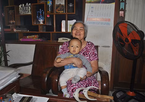 Những lúc khỏe trong người, bà Lịch ở nhà trông nom cháu để các con đi làm.