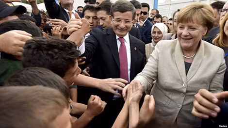 Thủ tướng Đức Angela Merkel tới thăm một khu trại tị nạn tại Thổ Nhĩ Kỳ tháng 4/2016. Ảnh: rferl.org. Thủ tướng Đức Angela Merkel tới thăm một khu trại tị nạn tại Thổ Nhĩ Kỳ tháng 4/2016. Ảnh: rferl.org.