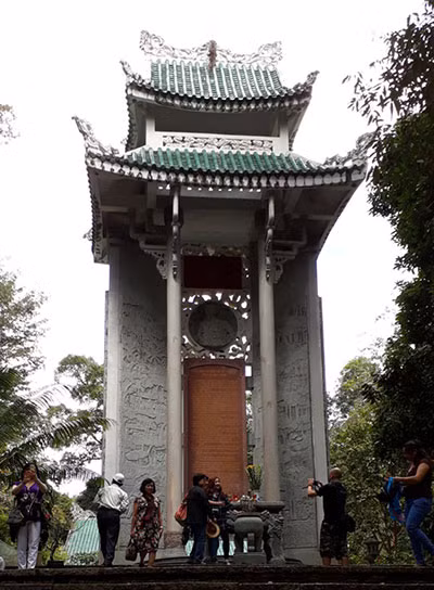 Bia tưởng niệm Căn cứ Trung ương Cục miền Nam ở căn cứ Mã Đà.
