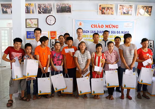 Các nhà hảo tâm trong và ngoài nước tặng quà giúp đỡ trẻ em là nạn nhân chất độc da cam tại TP Đà Nẵng.