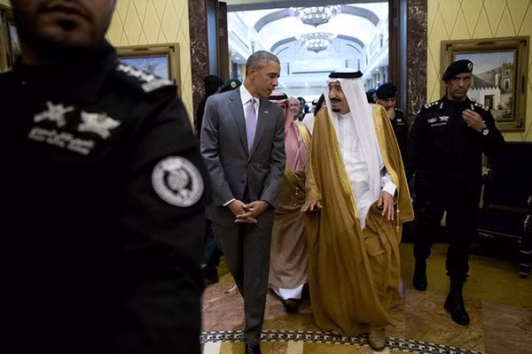Tổng thống Mỹ Barack Obama và Quốc vương Arab Saudi Salman tại cung điện Erga ở Riyadh, Arab Saudi hồi tháng 4 vừa qua. Ảnh: AP.