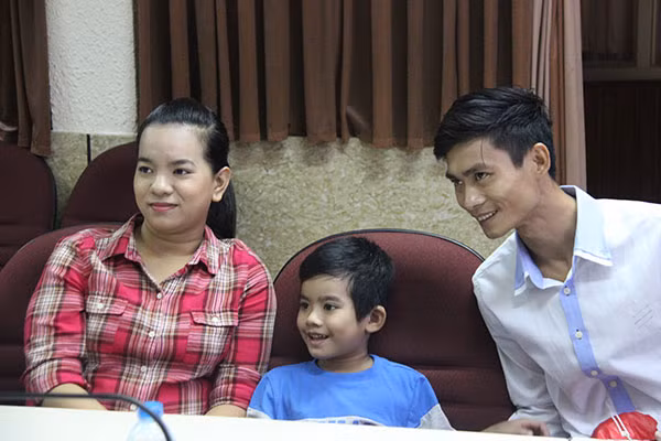 Bé N.M. tươi tắn trong ngày xuất viện dù trước đó một tháng bị hàng rào sắt đâm xuyên tim phổi.