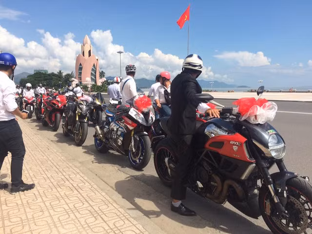 Chú rể tự tay cầm lái chiếc Ducati Diavel dẫn đoàn mô tô "khủng" đi rước dâu.