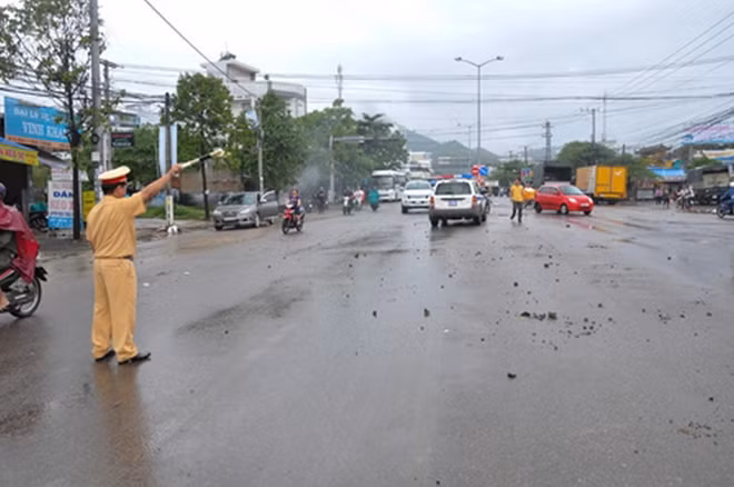 CSGT hướng dẫn các phương tiện tránh đoạn đường sạt lở