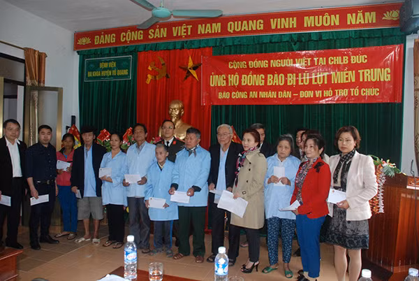 Cộng đồng người Việt tại CHLB Đức trao tặng 30 suất quà (mỗi suất trị giá 1 triệu đồng) tới các bệnh nhân có hoàn cảnh khó khăn đang điều trị tại Bệnh viện Đa khoa huyện Vũ Quang (Hà Tĩnh).